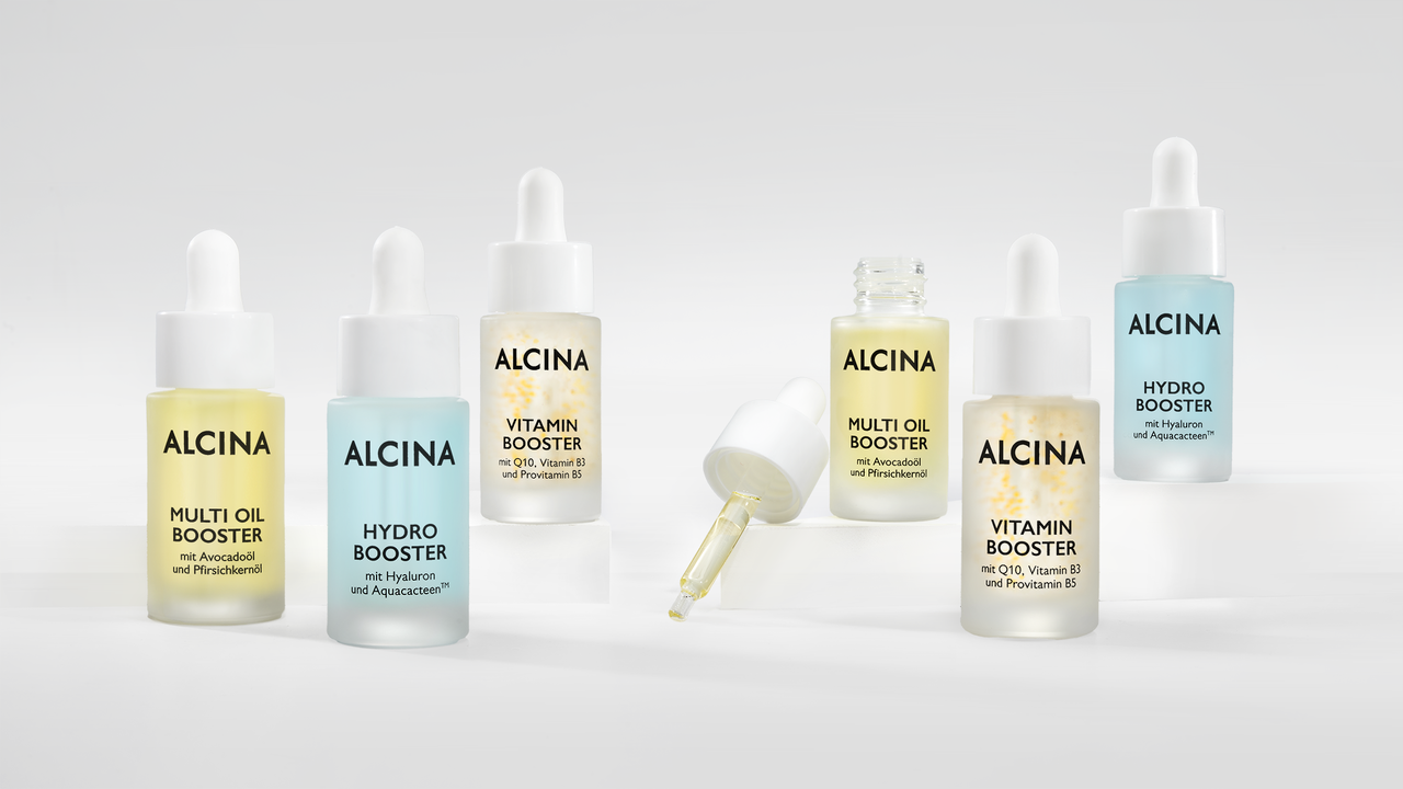 Time to boost your skin – die ALCINA Booster für mehr Feuchtigkeit, Spannkraft und Ausstrahlung Je zwei Pipettenflaschen von Alcina Multi Oil Booster, Hydro Booster und Vitamin Booster mit dargestellter Serum-Pipette zur Gesichtspflege auf Podesten drapiert