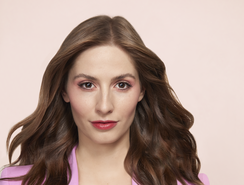 Portrait einer schönen Frau mit rosa Lidschatten und pinkem Lippenstift, die die Make-up Trends für das Frühjahr 2023 repräsentiert