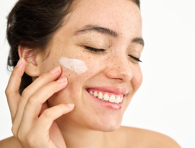 Geschwollene Augen morgens sind besonders ärgerlich, schließlich wollen wir frisch in den Tag starten Schöne Frau mit leicht geschwollenen Augenlidern berührt vorsichtig den Bereich um ihre Augen