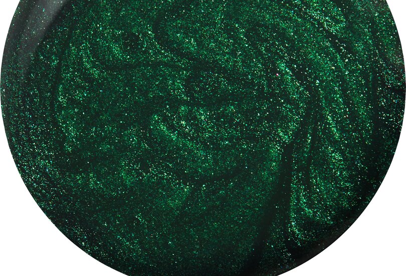 Zwei Trends in einem: Naturtöne und Metallic-Elemente vereinen sich in der “Magic Green” Nail Colour von ALCINA Nagellack Abrieb in dungelgrün mit Metallic Effekt der Trendfarbe Magic Green als Sinnbild für den Make-up-Trend Dark Glamour Nails im Herbst Winter 2023